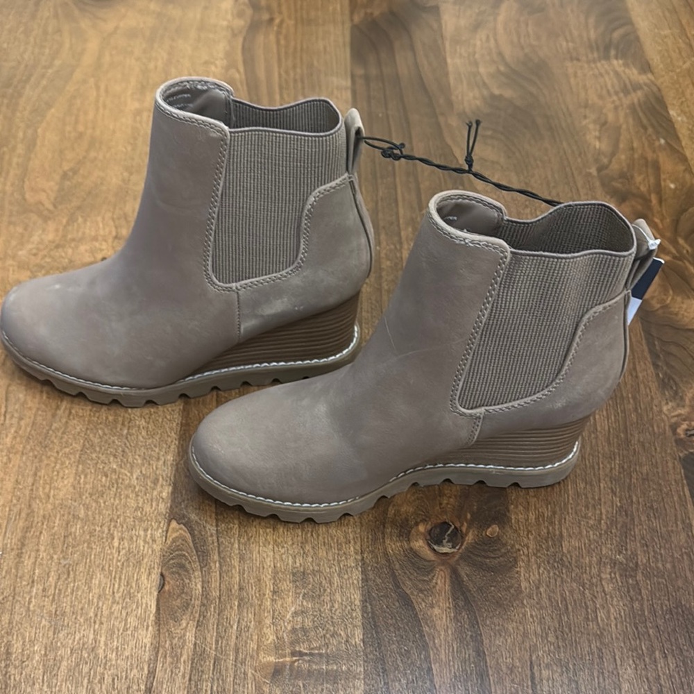 NWT Universal Thread water repellent Linda wedge boots size 7